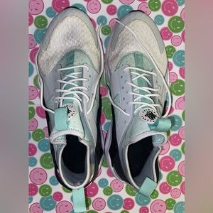 Nike Air Huarache Women, White and Teal, size 9.5